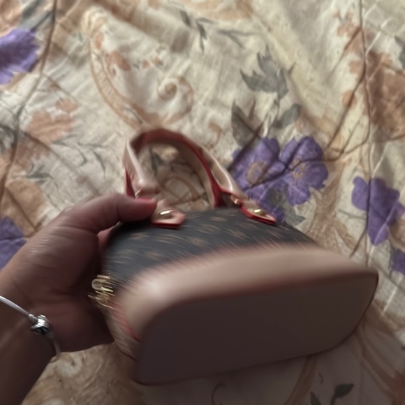 Stylish Black and Tan Designer Handbag - Picture 4 of 6